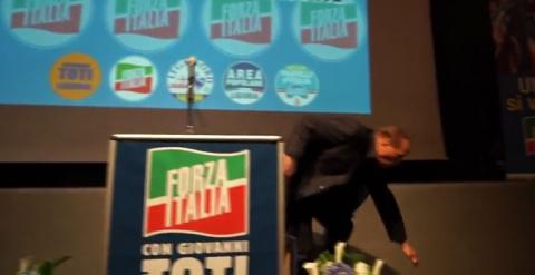 Silvio Berlusconi al caerse en el mitin.