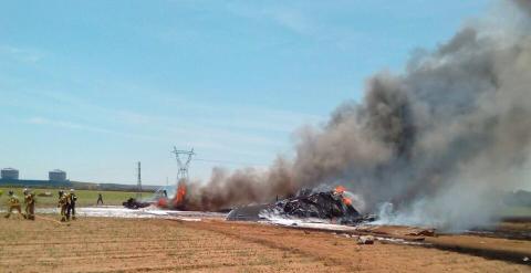 Una espesa columna de humo sale de los restos del Airbus A400.- EFE