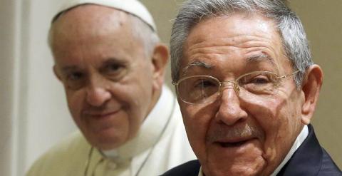 Raúl Castro elogia al papa: si sigue así 'volveré' a la Iglesia. /EFE