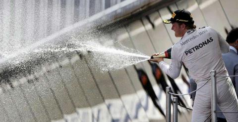 El piloto alemán de Mercedes Nico Rosberg celebra su victoria en el Gran Premio de España de Fórmula 1. / ALBERTO ESTÉVEZ (EFE)
