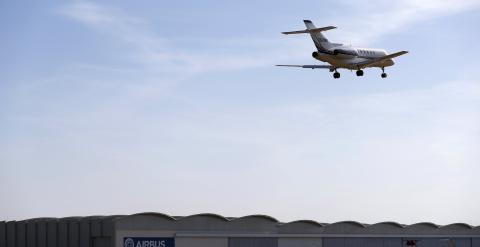 Un avión se prepara para aterrizar al lado de la planta de ensamblaje de Airbus Defensa y del Espacio en la capital andaluza de Sevilla el pasado 10 de mayo./ REUTERS / Marcelo del Pozo
