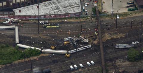 Vista aérea del accidente ferroviario de Filadelfia. EFE