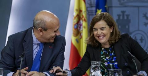 La vicepresidenta del Gobierno español, Soraya Sáenz de Santamaría, y el ministro de Educación, José Ignacio Wert, durante la rueda de prensa posterior a la reunión del Consejo de Ministros. EFE/Emilio Naranjo