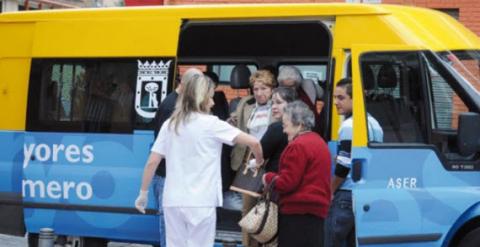 Ancianos bajando de los coches del Servicio de Ayuda a Domicilio (SAD) / Ayuntamiento de Madrid