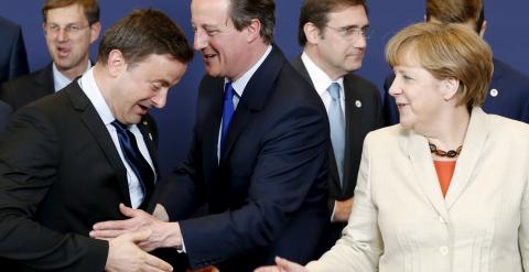 El prime ministro de Luxemburgo, Xavier Bettel, con su colga británico David Cameron y la canciller alemana Angela Merkel, tras posar en la foto de familia de la última cumbre de la UE en Bruselas, el pasado mes de abril. REUTERS/Francois Lenoir