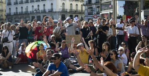 Más de un centenar de personas permanecen concentradas en la madrileña Puerta del Sol para celebrar el cuarto aniversario del movimiento 15M . EFE/Luca Piergiovanni