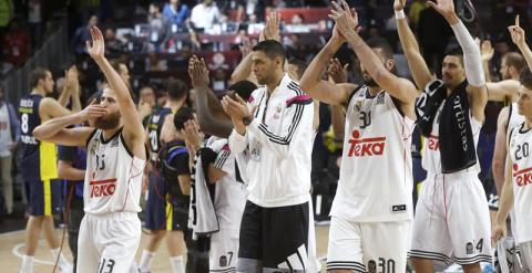 Los jugadores del Real Madrid celebran con la afición el triunfo sobre el Fenerbahce Ülker tras la segunda semifinal de la Final a cuatro de la Euroliga que se ha disputado esta noche en el Barclaycard Center de Madrid. EFE/Juan Carlos Hidalgo
