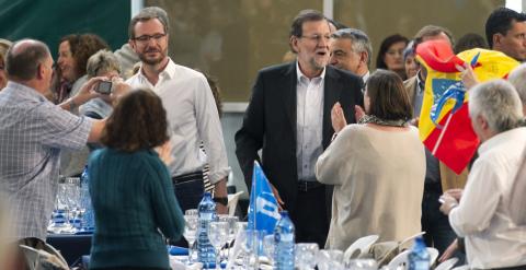 El presidente del Gobierno, Mariano Rajoy, a su llegada al almuerzo-mitin que el PP ha celebrado hoy en Vitoria. EFE/David Aguilar