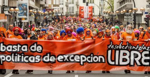 Imagen de la 'marcha naranja' de apoyo a los siete jóvenes condenados a seis años de prisión 'por integración en banda armada' debido a su pertenencia a la organización juvenil Segi, declarada ilegal. EFE/David Aguilar