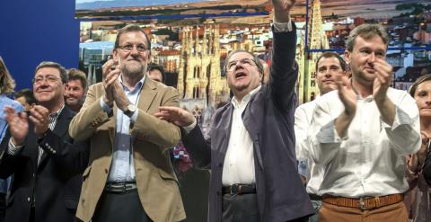 El presidente del gobierno, Mariano Rajoy, junto al candidato del PP a la reelección de la Presidencia de la Junta de Castilla y León, Juan Vicente Herrera, y Javier Lacalle, candidato a la reelección a la alcaldía, durante un acto de campaña electoral en