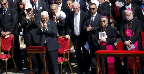 El presidente palestino Mahmoud Abbas aplaude al Papa en el inicio de la ceremonia de beatificacion de dos monjas palestinas. REUTERS/Tony Gentile