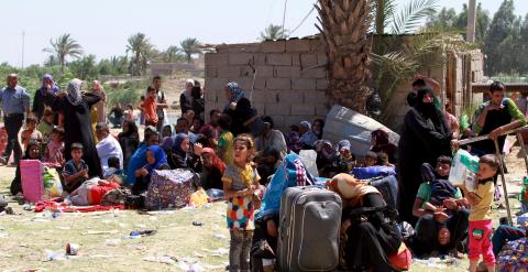 Iraquíes sunies abandonan Ramadi antes de la llegada de los milicianos del Estado Islámico. REUTERS/Stringer