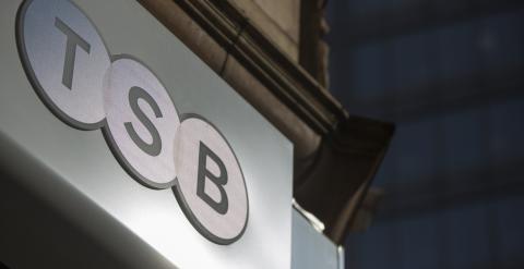 Logo del banco TSB en una sucursal en Londres. REUTERS/Neil Hall
