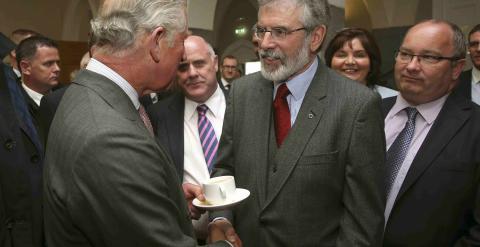 Carlos de Inglaterra y Gerry Adams se estrechan la mano en la localidad de Galway. - REUTERS