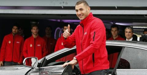 Benzema recogiendo uno de los Audi que el Real Madrid da a los jugadores cada temporada.
