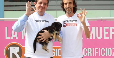 Luis García Montero, candidato a la presidencia de Madrid por Izquierda Unida junto con Nacho Paunero compromentiendose con el Sacrificio Cero./ EL REFUGIO