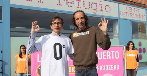 Ramón Marcos, candidato de UPyD a la presidencia del Gobierno de la Comunidad de Madrid, junto a Nacho Paunero compromentiendose con el Sacrificio Cero./ EL REFUGIO