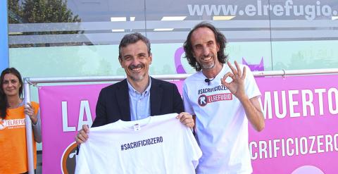 Jose Manuel Lopez, candidato de Podemos a la Presidencia de la Comunidad de Madrid, con Nacho Paunero compromentiendose con el Sacrificio Cero./ EL REFUGIO