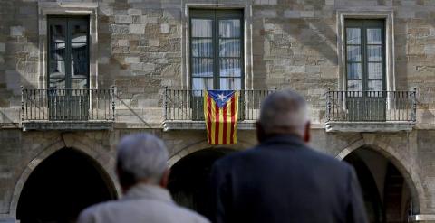 Imagen de esta mañana de la fachada del Ayuntamiento de Manresa (Barcelona), con la estelada en el balcón después que la junta electoral central ha ordenado su retirada. EFE/Susanna Sáez