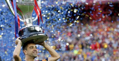 Xavi, con el trofeo de campeón de Liga en el Camp Nou. REUTERS/Gustau Nacarino