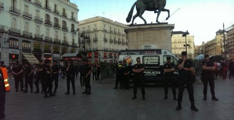Agentes de Policía cercan la emblemática Puerta del Sol para impedir la asablea 'no partidista' convocada por el movimiento 15-M. PD