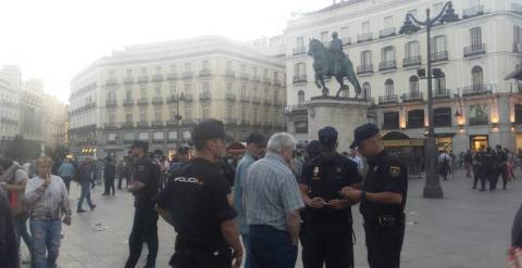 Agentes de Policía cercan la emblemática Puerta del Sol para impedir la asablea 'no partidista' convocada por el movimiento 15-M. PD