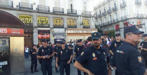 Agentes de Policía cercan la emblemática Puerta del Sol para impedir la asablea 'no partidista' convocada por el movimiento 15-M. PD