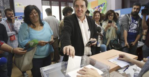 El candidato de IU a la Comunidad de Madrid, Luis García Montero, vota para las elecciones del 24M, acompañado de su mujer, la escritora Almudena Grandes.