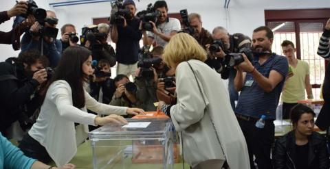 Manuela Carmena votando esta mañana
