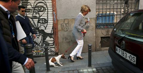 Esperanza Aguirre, con su perra Pecas a la salida del colegio electoral. - REUTERS