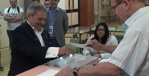 El expresidente de la Diputración de Valencia y expresidente del PP en la provincia de Valencia, Alfonso Rus, ejerce su derecho al voto en Xátiva, de la que es alcalde. EFE