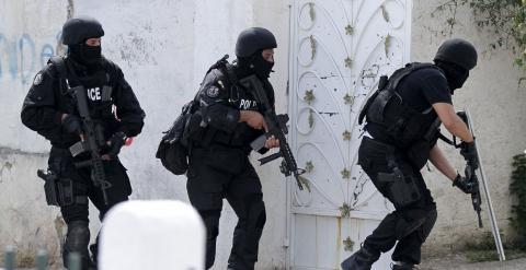 Miembros de la brigada antiterrorista tunecina toman posiciones en el barrio de Boucgucha. - REUTERS