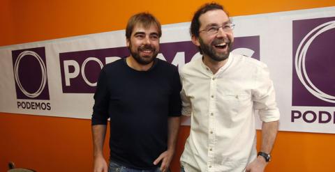 Daniel Ripa, secretario general de Podemos Asturias, y el candidato electoral, Emilio León. / PABLO LORENZANA