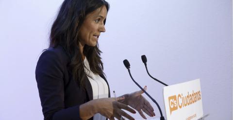 La candidata de Ciudadanos al Ayuntamiento de Madrid, Begoña Villacís, durante la rueda de prensa que ha ofrecido tras las reuniones mantenidas con Antonio Miguel Carmona (PSOE) y Esperanza Aguirre (PP). EFE/Kiko Huesca