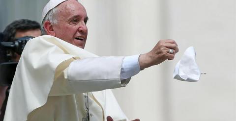 El papa Francisco a punto de atrapar al vuelo un solideo lanzado por un peregrino tras presidir la audiencia general de los miércoles en la plaza de San Pedro del Vaticano.- EFE