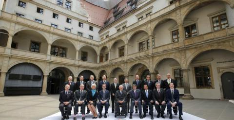 Foto de familia de los ministros de Finanzas y de los gobernadores de los bancos centrales de los países del G-7, junto con la directora del FMI, el presidente del BCE y el secretario general de la OCDE. REUTERS/Fabrizio Bensch