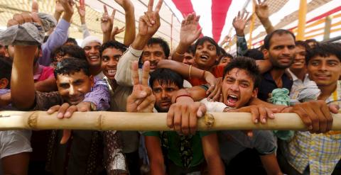 Grupo de personas en la India, esperando ver a Modi / REUTERS