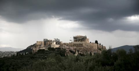 Nubes oscuras sobre la Acrópolis, en Atenas. E.P.