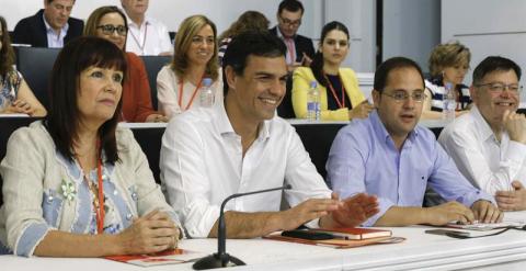 El secretario general del PSOE, Pedro Sánchez (2i), la presidenta del partido, Micaela Navarro (i), el secretario de Organización y Acción Electoral, César Luena (2d), y el secretario de Reformas Democráticas, Ximo Puig (d), durante la reunión del Comité.