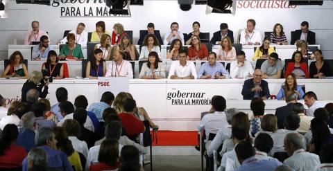 El secretario general del PSOE, Pedro Sánchez (c), junto a la presidenta del partido, Micaela Navarro (5i), y el secretario de Organización y Acción Electoral, César Luena (5d), entre otros, durante la reunión del Comité Federal del partido en la que se a