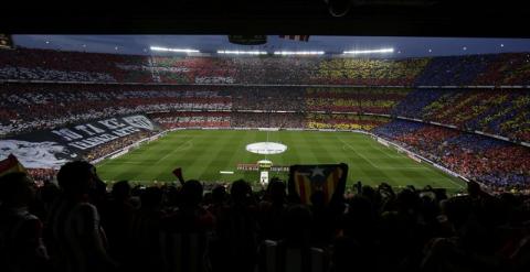 Aspecto que presentaban las gradas del Camp Nou momentos antes del inicio de la final de la Copa del Rey de fútbol. /EFE