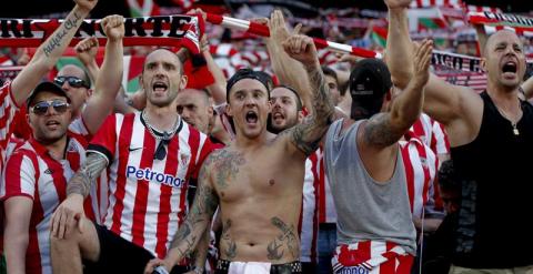 Aficionados del Athletic en el Camp Nou. /EFE