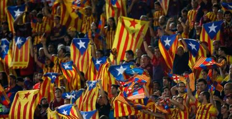 Estelades en las gradas del Camp Nou. / REUTERS