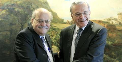 El conseller de Economía, Andreu Mas-Colell, con el presidente de Caixabank, Isidre Fainé. EFE