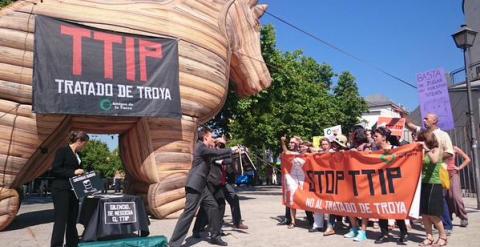 La performance realizada este martes en Madrid contra el TTIP. /ALEJANDRO LÓPEZ DE MIGUEL