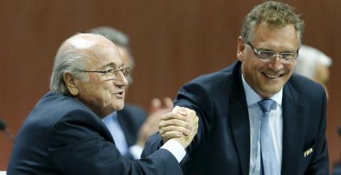 Jerome Valcke estrecha la mano a Joseph Blatter en el reciente Congreso de la FIFA. /REUTERS