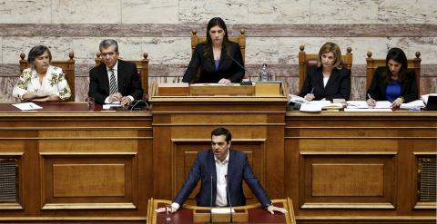 El primer ministro de Grecia, Alexis Tsipras, hablando en el Parlamento griego / REUTERS