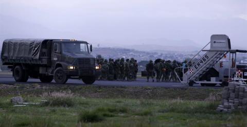 Integrantes del ejército mexicano llegan al aeropuerto internacional de Oaxaca, México, tras el anuncio del Gobierno mexicano del inicio de un operativo nacional con 'acciones específicas' para garantizar el desarrollo pacífico de las elecciones. EFE/Mari