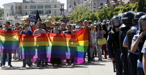 Manifestantes en la llamada Marcha de la Igualdad, organizada por la comunidad LGTB en Kiev, Ucrania./REUTERS/Stringer