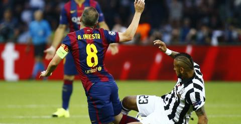 Vidal hace una falta a Iniesta durante el partido. Reuters / Kai Pfaffenbach